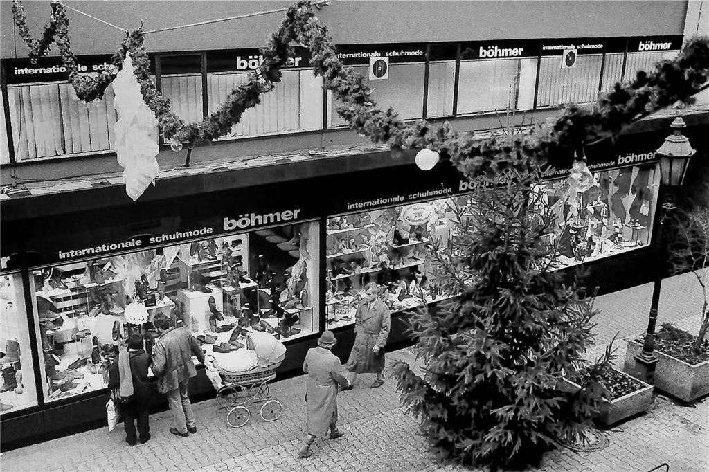 Das frühere Schuhgeschäft Böhmer in der Fußgängerzone Schwerte im Advent 1986.