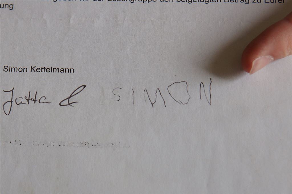 Feuerwehrmann nach vier Wochen: Quereinsteiger will ins brennende Haus Ein Dankesschreiben an die Fröndenberger Feuerwehr, die das brennende Haus seiner Eltern löschte, hat Simon Kettelmann als Fünfjähriger unterschrieben – da ahnte er noch nicht, dass er heute selbst Feuerwehrmann ist.