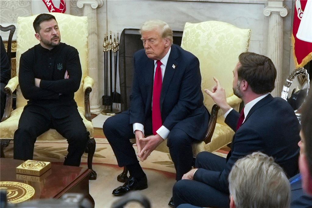 100 Tage Präsident Trump: Eine Auswahl der wichtigsten Entwicklungen US-Vizepräsident JD Vance (r) spricht mit dem ukrainischen Präsidenten Wolodymyr Selenskyj (l) im Beisein von US-Präsident Donald Trump (M) im Oval Office des Weißen Hauses.