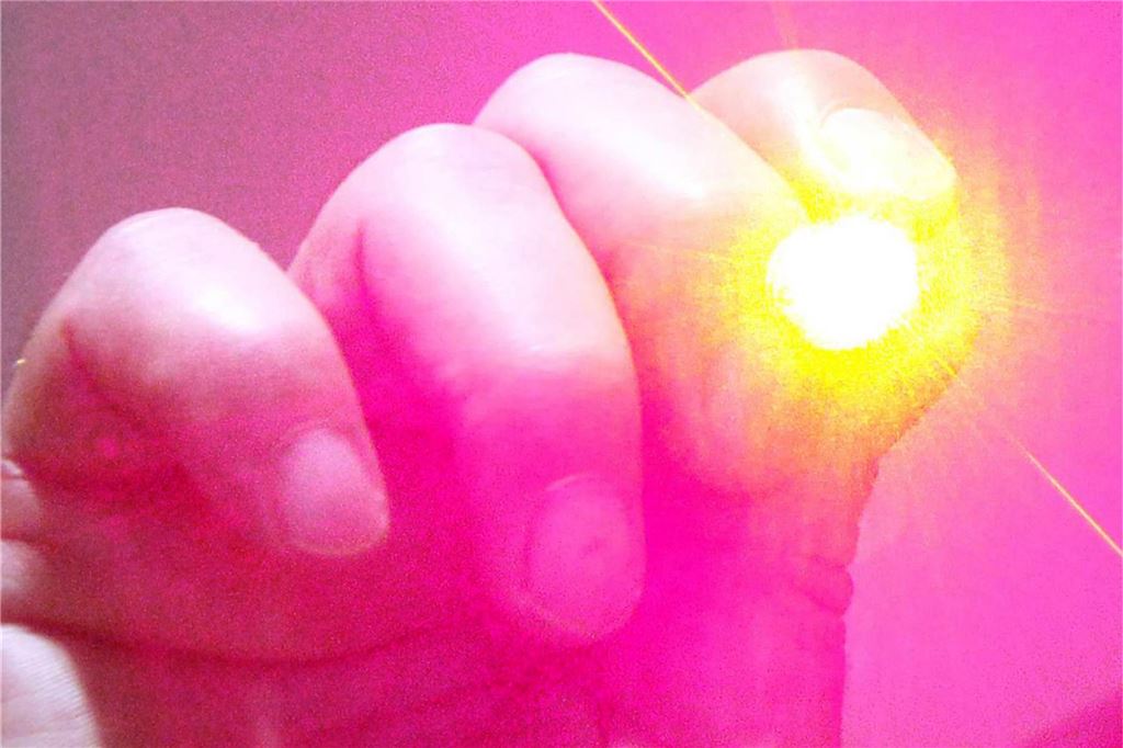 Wie gefährlich ist es, wenn ein Pilot durch einen Laser geblendet wird? Ein Laserpointer blendet