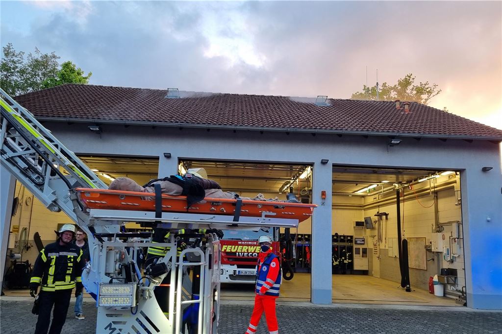 Menschenrettung über die Drehleiter.