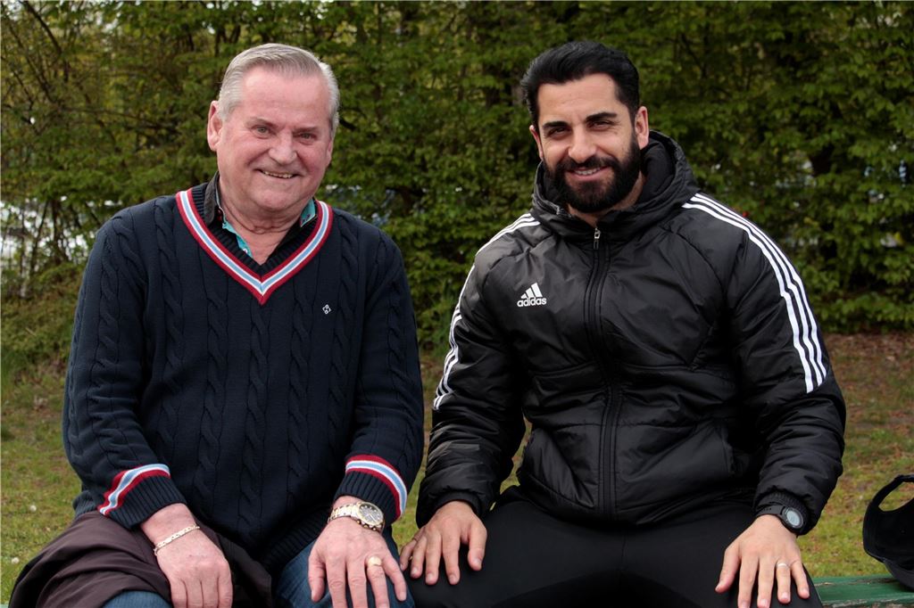 Sedat Sener verlässt den SC Fröndenberg im Sommer: A-Ligist muss sich neuen Trainer suchen Vorsitzender Pal Delia (l.) und Sedat Sener sitzen nebeneinander