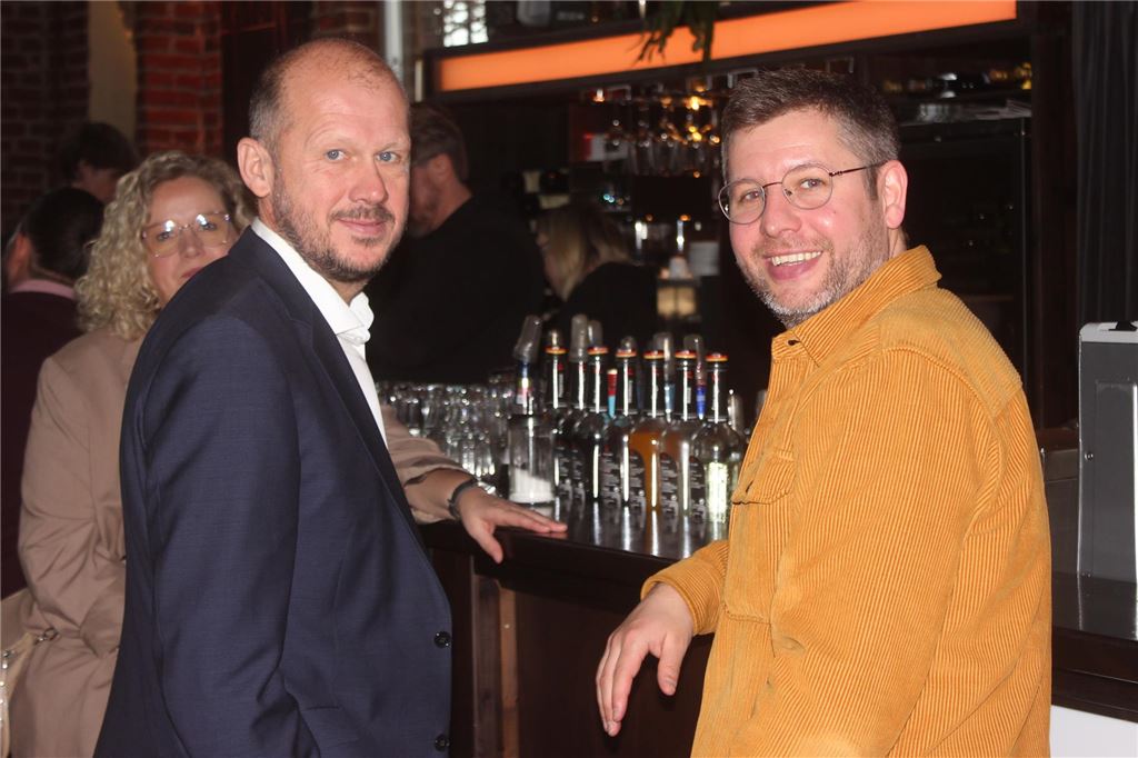 Co-Trainer adé, Torjäger olé: „Friego“ netzt doppelt für TuRa II Daniel Frieg und Marc Woller (l.) beim Neujahrsempfang des SSV.