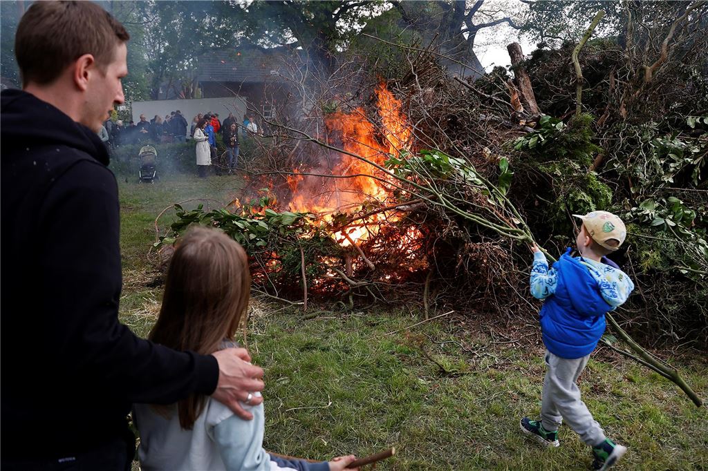 Osterfeuer Kamen Bergkamen Ostern 2025 Feuer Brauchturm Kirche Soziales Nachbarschaft