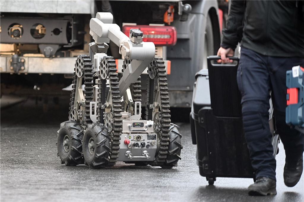 Polizei in Gerthe im Großeinsatz wegen verdächtiger Plastiktüte Ein ferngesteuertes Roboterfahrzeug im Einsatz in Castrop-Rauxel am 9. Januar 2023: Bei einem Anwohner der Lange Straße gab es damals einen Terror-Verdacht. Die Wohnung wurde aufwendig durchsucht.