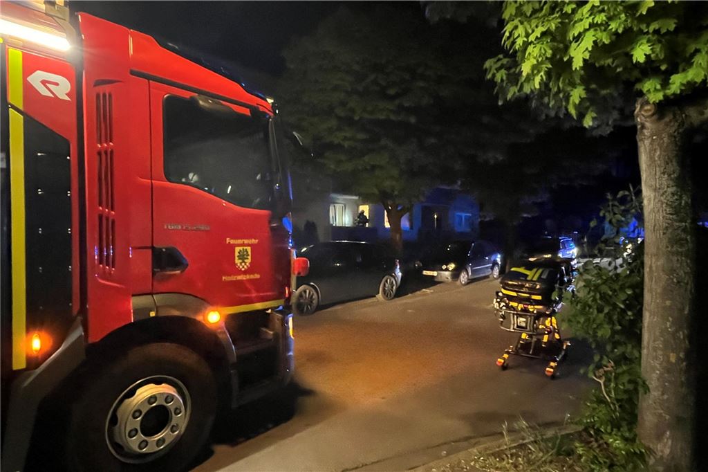 Wohnungsbrand an der Lessingstraße: Feuerwehr rückt spät abends aus Ein Feuerwehrfahrzeug steht an der Ecke Lessingstraße/Haydnstraße vor dem Haus, in dem es gebrannt hat.