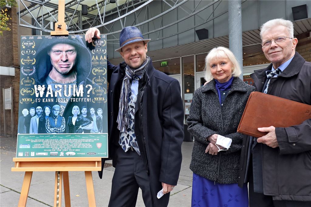 Corona-Hilfe für Filmbranche: Mittel müssen schnell fließen Ein Filmplakat auf einer Staffelei: Thorsten Kramer und seine Eltern Brigitte und Gerhard mussten bei der Premiere von „Warum? Es kann jeden treffen!“ große Kompromisse machen.