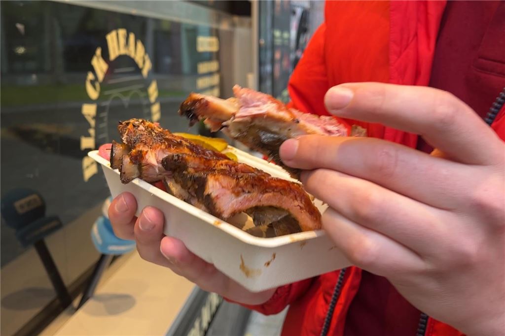 Food Lover Festival am U-Turm: Diese drei Gerichte müssen Sie probieren Ein fleischgewordenes Gedicht: Die Spareribs von Black Heart BBQ