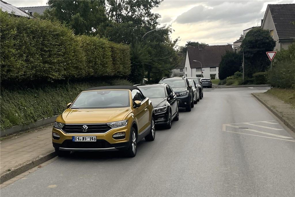 Stadt setzt bewusst auch auf die „Bürgerpolitesse“ Ein Foto aus einer echten Jedermannsanzeige. Hier haben sich mehrere Autofahrer in Uelzen so aufgestellt, dass der Verkehr über eine Sperrfläche rollen müsste, um durchzukommen. Weil die schraffierte Fläche aber zu beachten ist, gilt das Parken gegenüber als Verkehrsbehinderung.