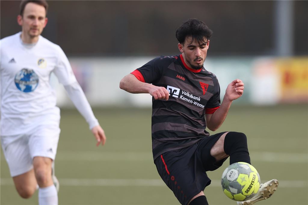 André Kracker über Transfers, Zusagen und die Rückrunde beim Werner SC Moataz Omar passt den Ball mit links.