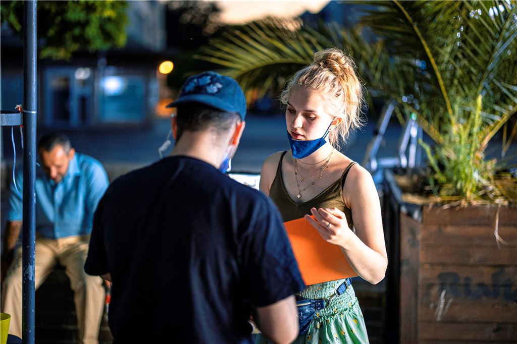 Unnaerin (21) dreht Musical in der Eisdiele Roll ‘n‘ Cone am Rathaus Ein Großteil des Drehs fand nachts statt. Da musste das Team immer mit jeder Menge Kaffee und Mate motiviert werden.