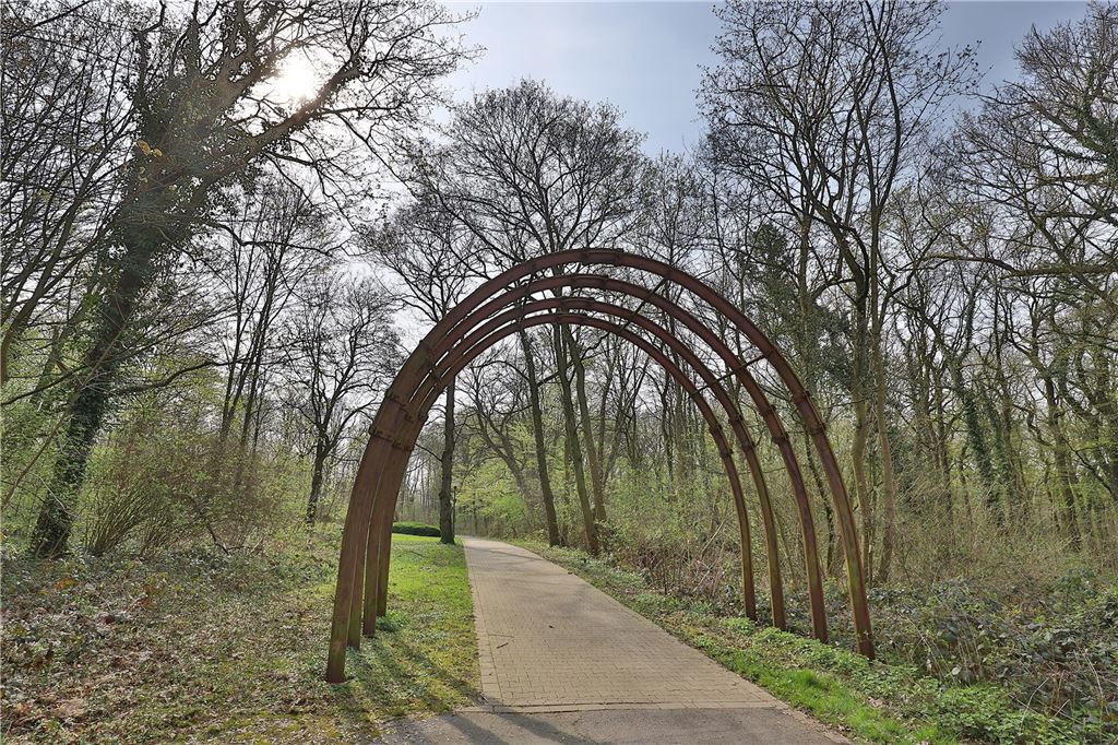 KI-Check: Welche Ausflugsziele empfehlen ChatGPT und Le Chat? Ein Holzbogen am Eingang des Zechenparks in Bergkamen