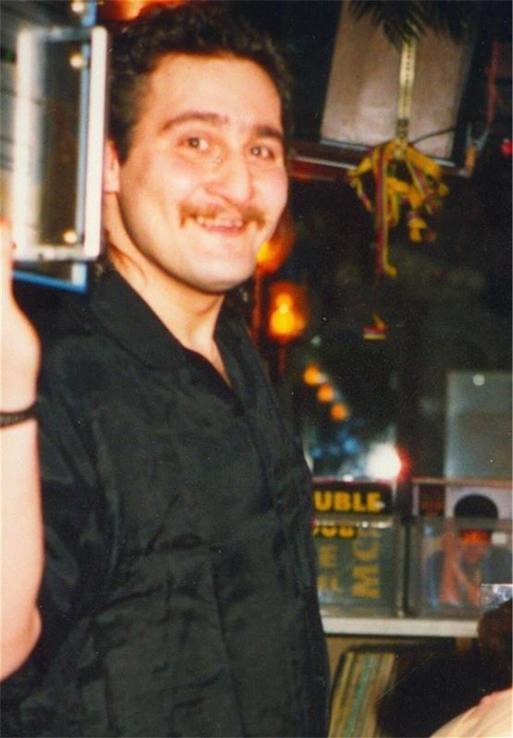 DJ Diego ist ein Urgestein im Dortmunder Nachtleben Archivbild von DJ Diego aus dem Jahr 1989, das ihn lachend hinterm Mischpult, umgeben von Schallplatten, zeigt