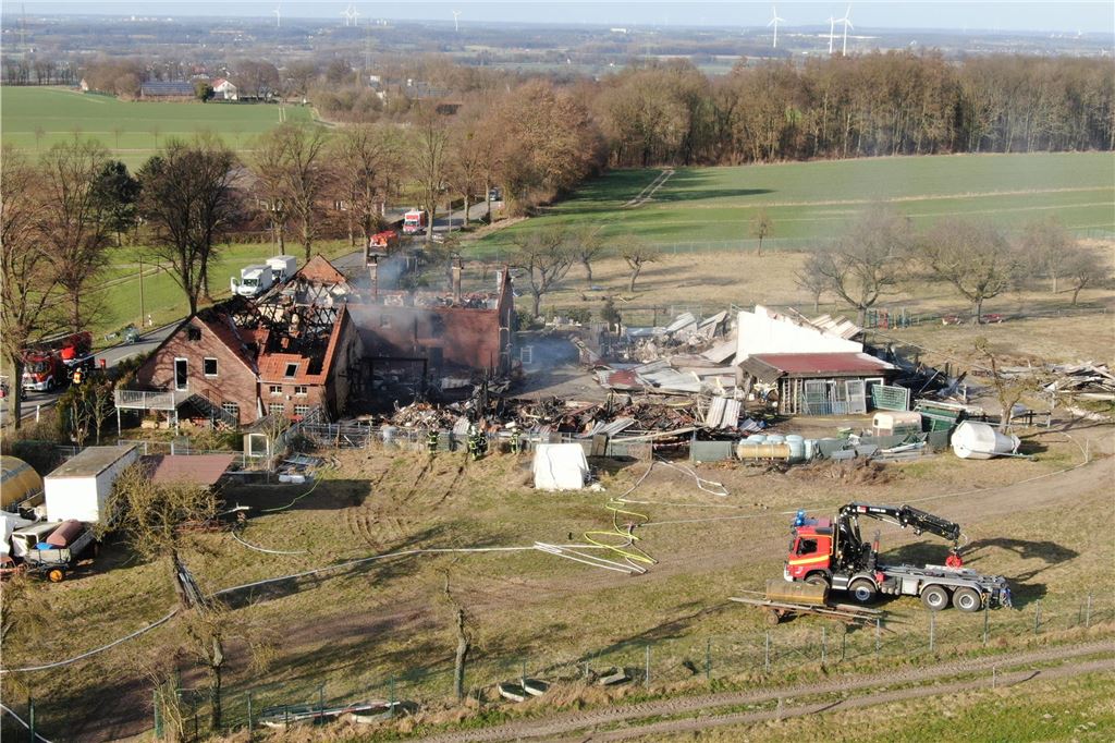 Drohnenaufnahme des abgebrannten Hofs in Unna-Vinning am 7.3. 2025.