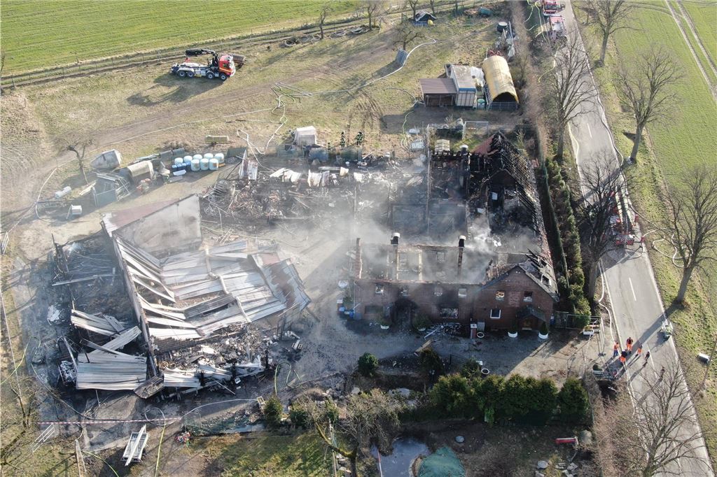 Drohnenaufnahme des abgebrannten Hofs in Unna-Vinning am 7.3. 2025.
