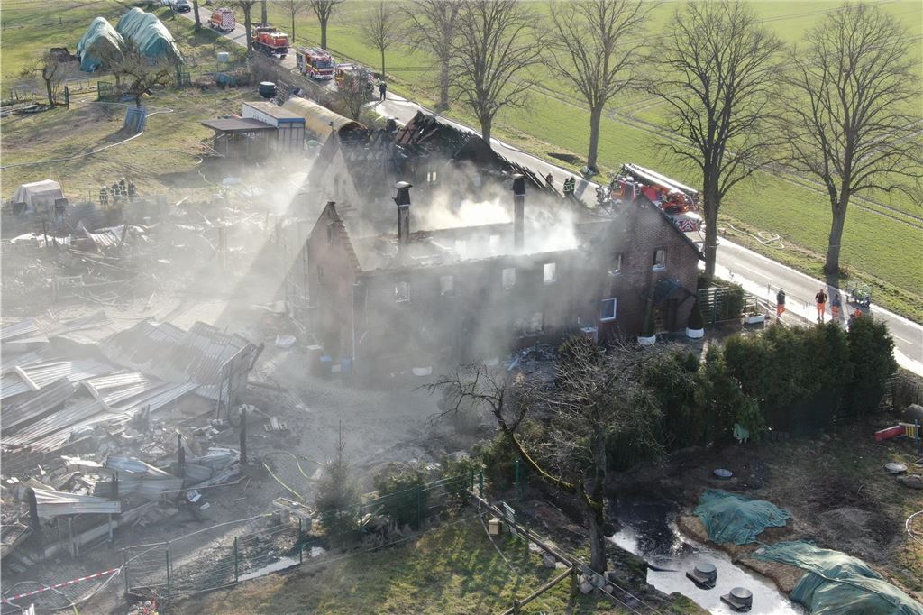 Drohnenaufnahme des abgebrannten Hofs in Unna-Vinning am 7.3. 2025.