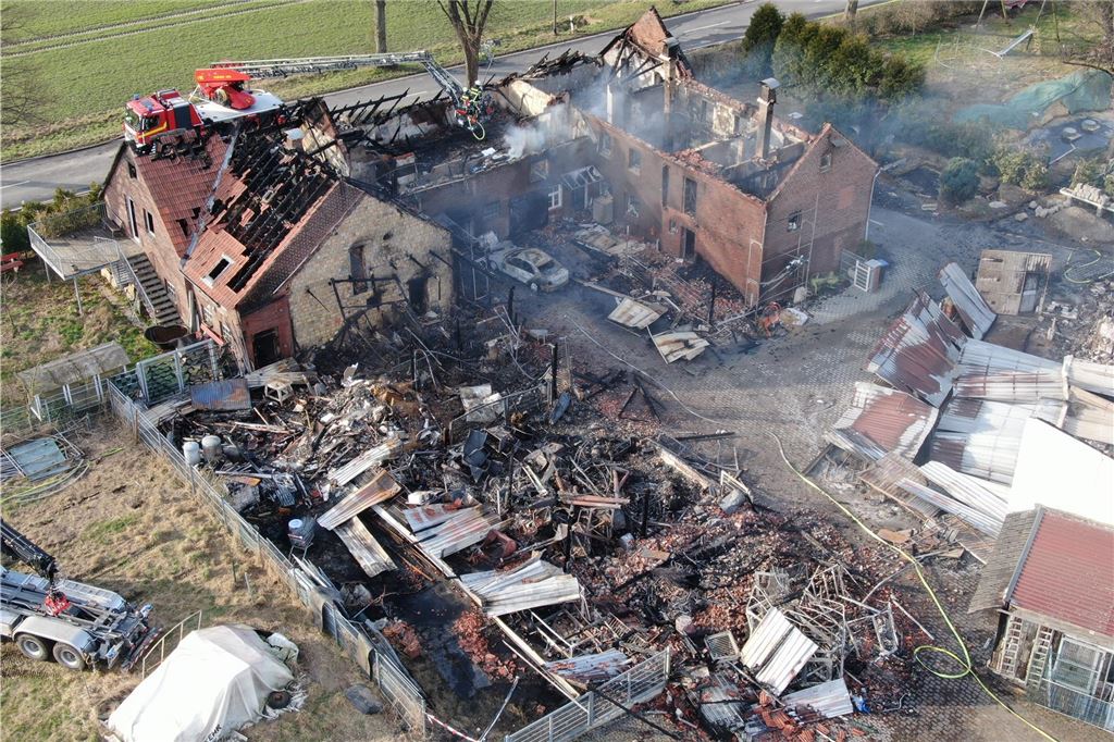 Drohnenaufnahme des abgebrannten Hofs in Unna-Vinning am 7.3. 2025.