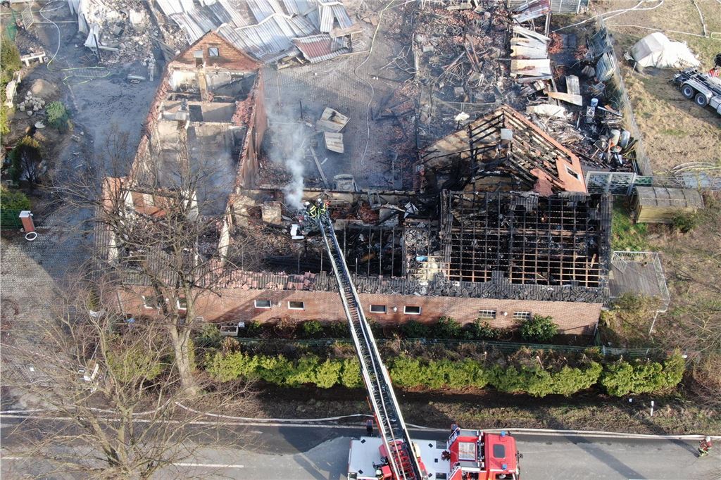 Drohnenaufnahme des abgebrannten Hofs in Unna-Vinning am 7.3. 2025.