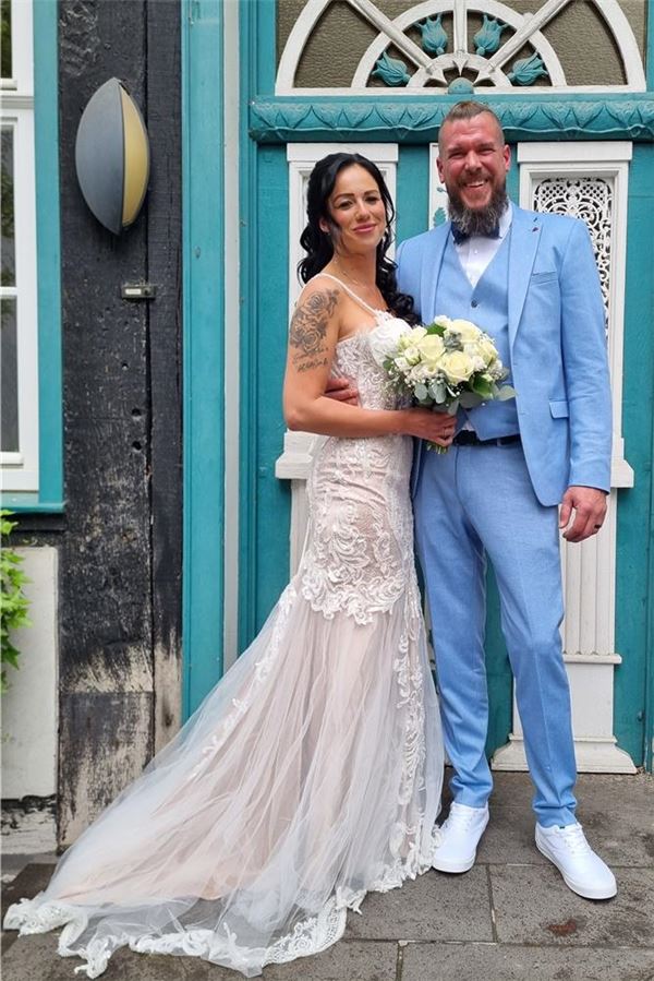 Antrag am Heiligabend: Sarah und Sebastian haben in Unna geheiratet Ein Mann und eine Frau, die gerade geheiratet haben, stehen vor dem Standesamt in Unna.