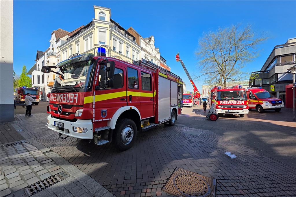 Fahrzeuge der Feuerwehr stehen vor Imbiss in Bahnhofstraße in Unna