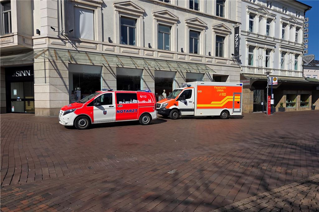 Zwei Fahrzeuge des Rettungsdienstes stehen in der Bahnhofstraße in Unna