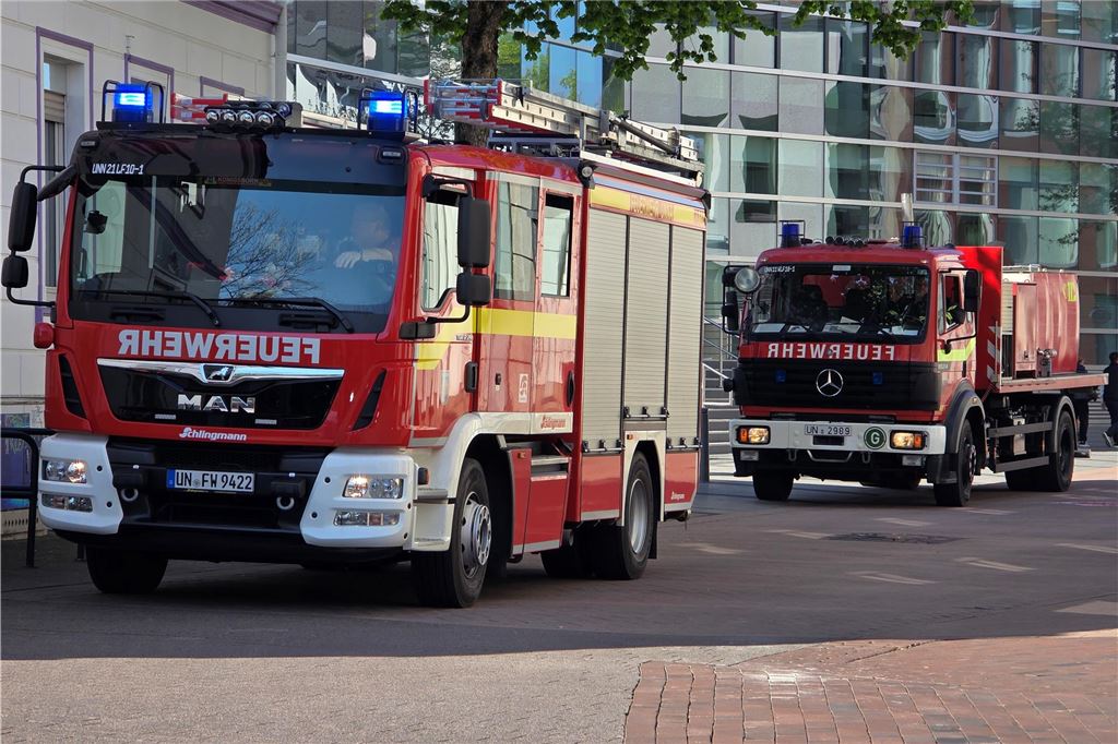 Zwei Fahrzeuge der Feuerwehr stehen in der Bahnhofstraße in Unna
