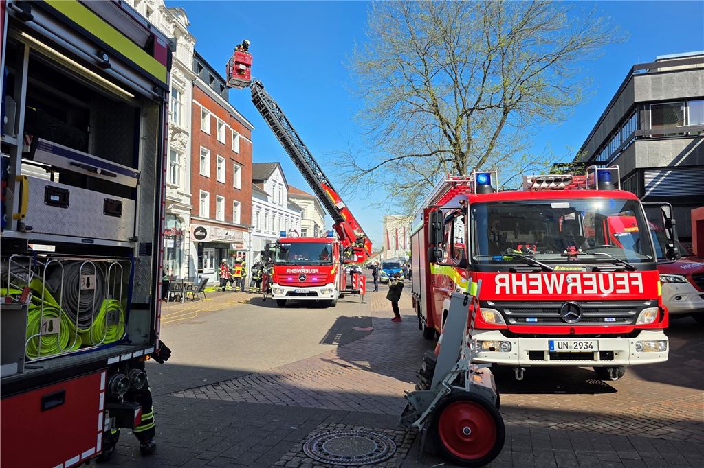 Drei Fahrzeuge der Feuerwehr stehen in der Bahnhofstraße in Unna