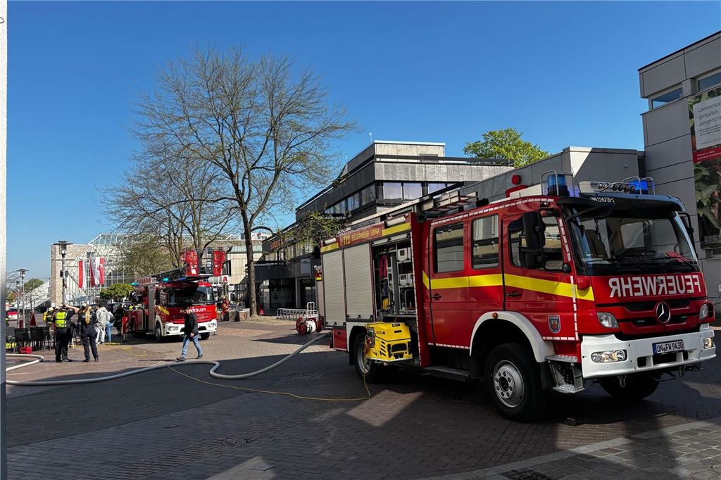 Mehrere Fahrzeuge der Feuerwehr und Einsatzkräfte stehen in der Bahnhofstraße in Unna