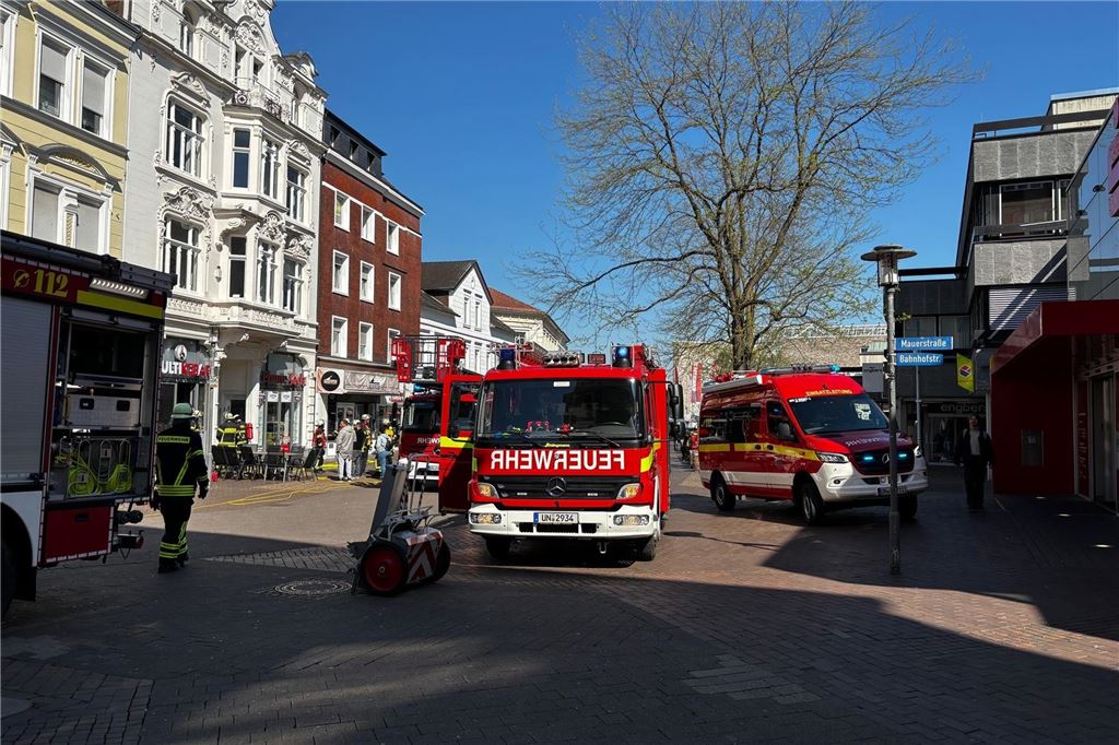 Mehrere Fahrzeuge der Feuerwehr und Einsatzkräfte stehen in der Bahnhofstraße in Unna
