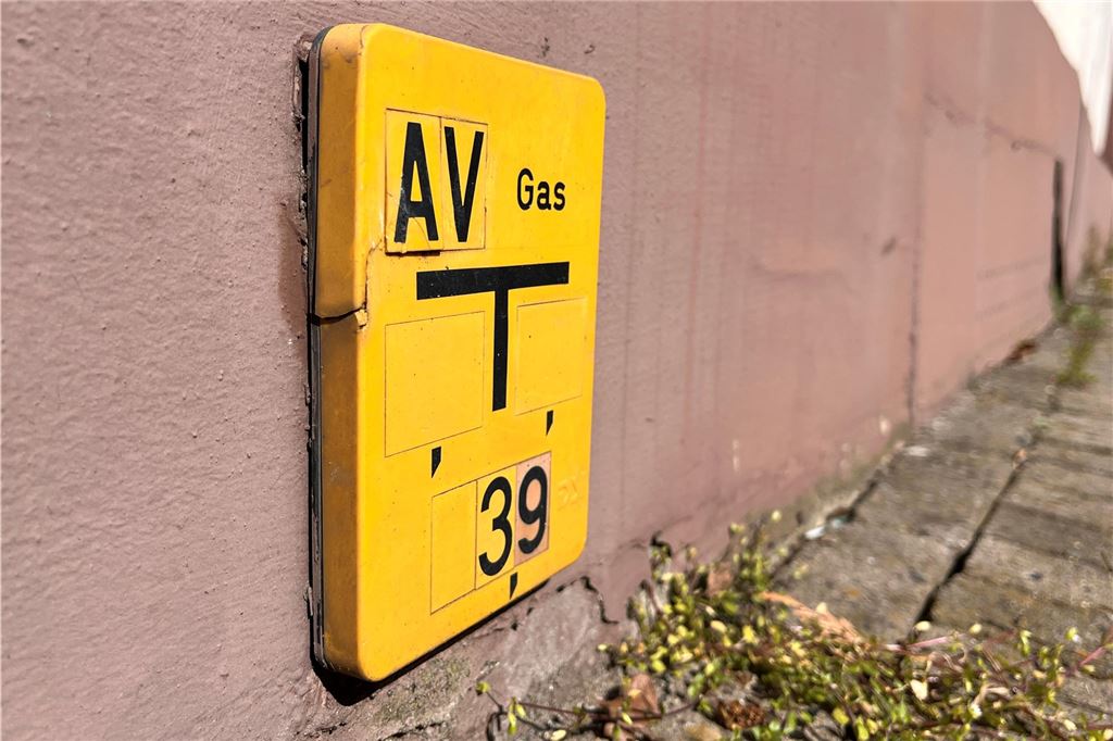 Ein Hinweisschild an einer Hauswand zeigt die Lage einer Gasleitung
