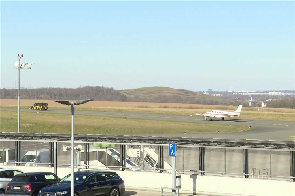 Flugzeug mit Fahrwerksproblmenen kreist über Dortmund: Einsatz der Feuerwehr Am Dienstag hatte ein Kleinflugzeug Probleme mit dem Fahrwerk. Die Feuerwehr war am Flughafen im Einsatz.