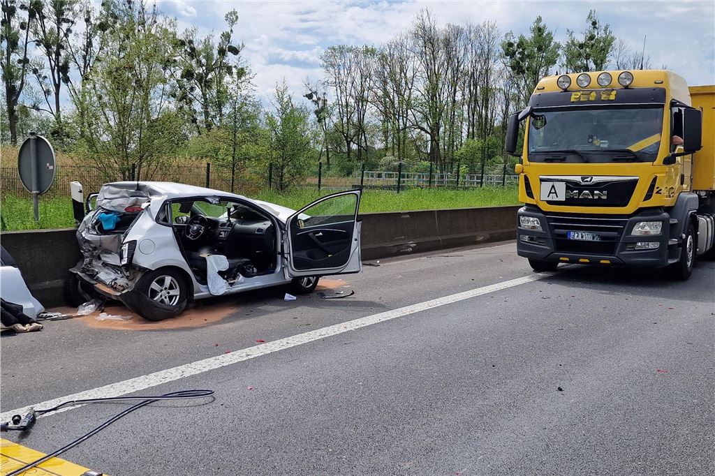 Unfall zwischen Kamener Kreuz und Bönen: Ein Mensch schwerst verletzt Ein Auto steht demolilert auf der Autobahn.