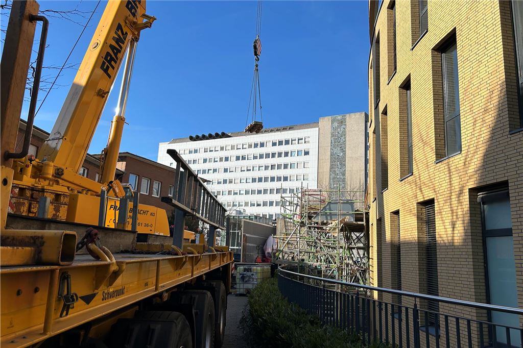 Kran vor Facharzentrum