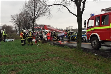Ein Kranwagen ist von der Nordlünerner Straße abgekommen und gegen einen Baum geprallt, der Fahrer wurde eingeklemmt.