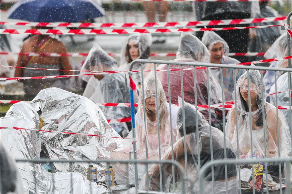 Liveblog vor Taylor-Swift-Konzert in Gelsenkirchen: Fans stehen schon für beste Plätze an Ein kurzer und heftiger Regenschauer kühlt die wartenden Fans ab.