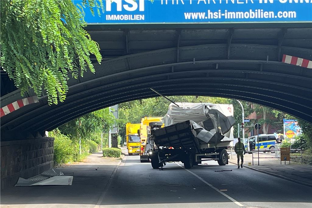 Lkw fuhr sich in Tunnel fest: Zugausfälle und Vollsperrung der Kantstraße Ein Lkw steht zerstört vor der Bahnunterführung Kantstraße in Unna.