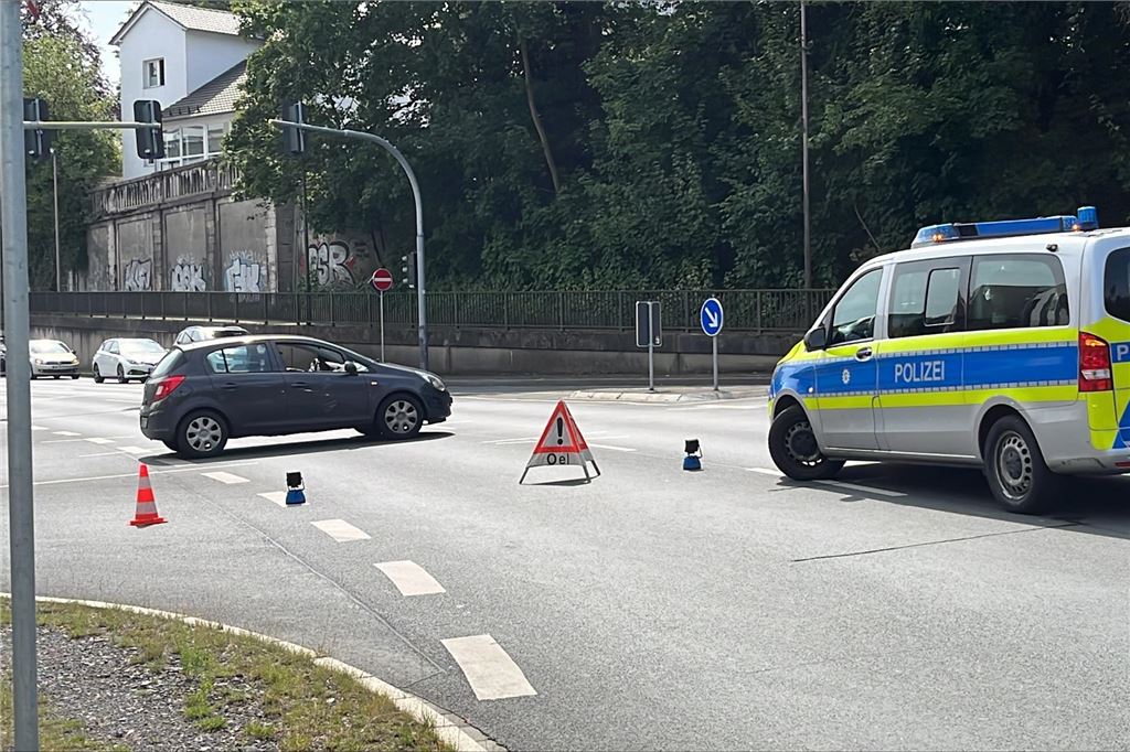 Lkw fuhr sich in Tunnel fest: Zugausfälle und Vollsperrung der Kantstraße Die Polizei sperrt die Kantstraße in Unna für den Verkehr komplett ab.