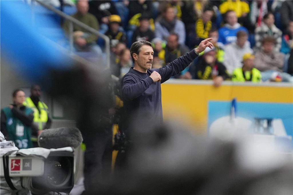 Der BVB geht mit Trainer Niko Kovac in die Zukunft: Was Fans erwarten Niko Kvac coacht an der Seitelinie.