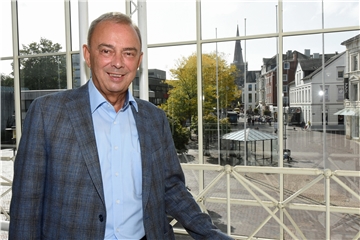 Ein neueres Foto von Werner Kolter im Rathaus entstand bereits ohne Krawatte: Mit seinem Amt gibt der scheidende Bürgermeister viel Verantwortung ab - aber noch längst nicht alle Aufgaben.