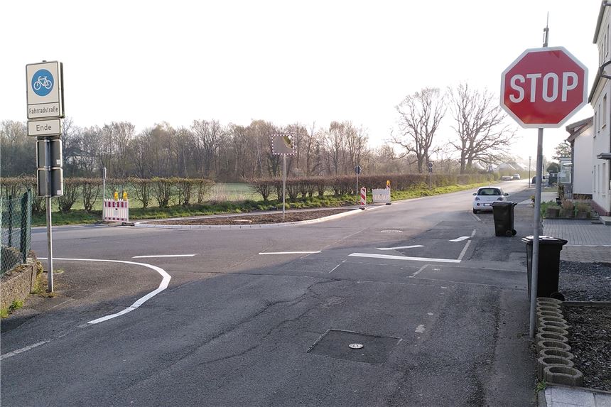 Ernsthaft: Stadt Unna ersetzt falsches Schild durch falsches Schild Ein neues Schild an der Ecke Afferder Weg, und auch dieses ist falsch: Der geradeaus fahrende Verkehr soll eigentlich Vorrang haben.