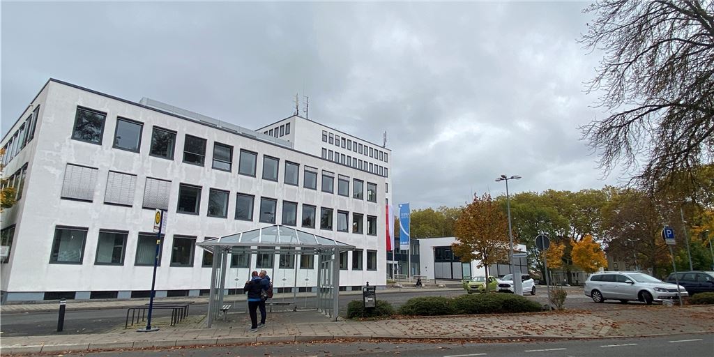 Obdachloser am Kreishaus Unna – Stadt geht auf ihn zu Ein offenbar Obdachloser, der sich häufig am Kreishaus in Unna aufhält, rief Sorgen bei manchen Unnaern hervor. Die Stadt wird den Mann ansprechen.