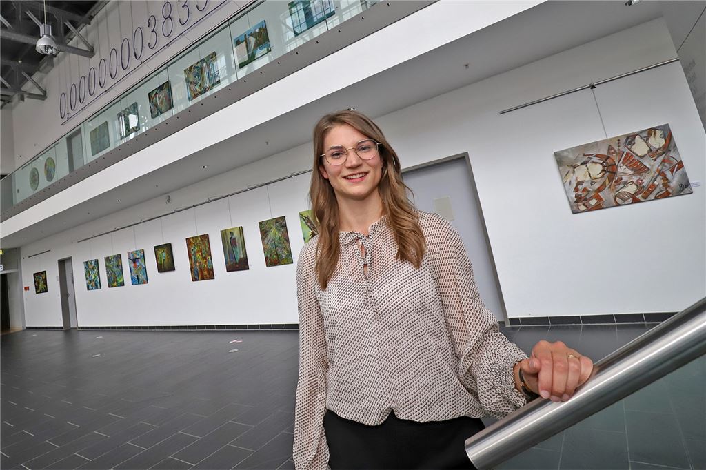 Fotografen gehen Klimaschutz und Nachhaltigkeit auf die Spur Ein Ort, der Bildung und Kunst vereint: Sofia Schnettler (VHS) zeigt das Zentrum für Information und Bildung.