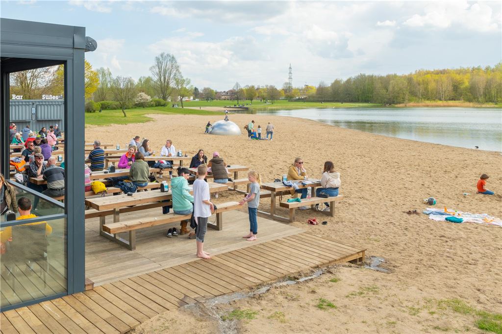 Ein paar Besucher haben am Horstmarer See sogar das Strandhandtuch ausgepackt. 