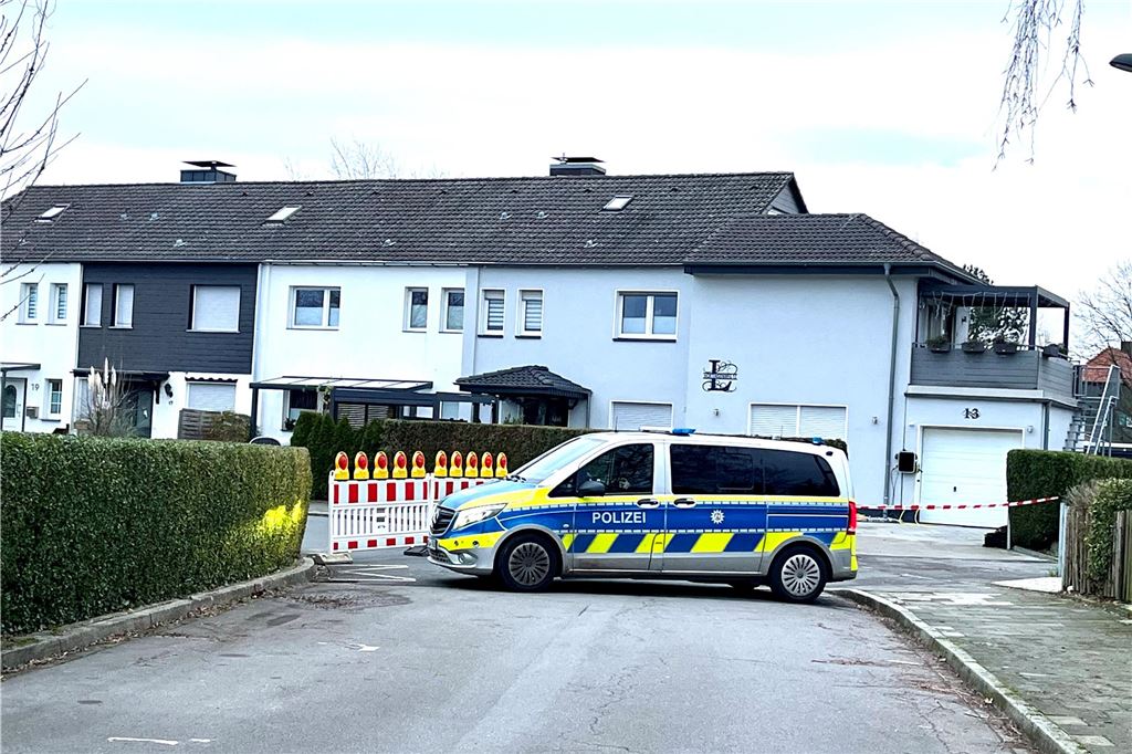 Vor einem Jahr sackte am Hortensienweg der Boden weg Ein Polizeiauto steht in Unna am 31.12.2023 vor einer Absperrung. Am Hortensienweg war stelleweise der Untergrund abgesackt.
