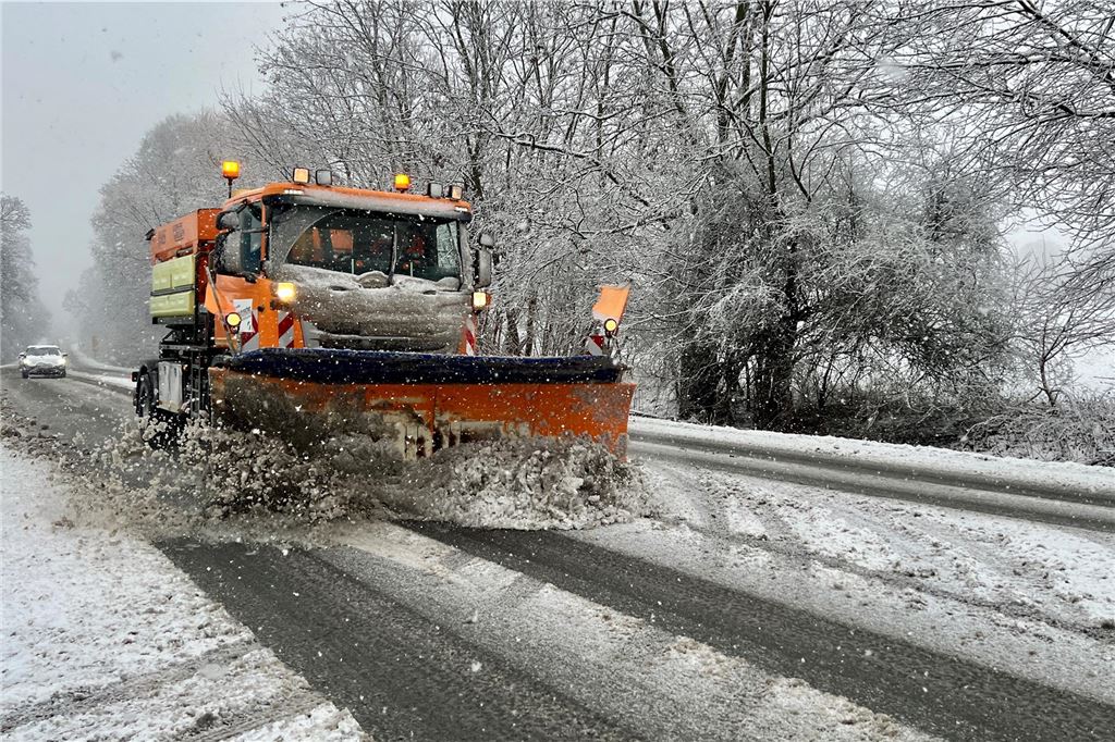 Schneefront zieht über den Kreis Unna: Aktuelle Entwicklungen und Bilder im Newsblog Ein Räumfahrzeug ist am Donnerstagmorgen gegen 10 Uhr auf der B1 bei Unna unterwegs gewesen.