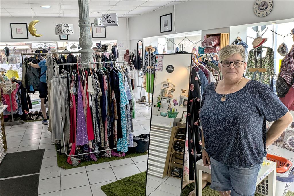 Der letzte Sommer mit Second-Hand: Andrea Otto schließt Retour Moden Ein reichhaltiges Angebot von Damen-, Herren- und Kinderkleidung samt Accessoires hält Andrea Otto für die Kunden von Retour-Moden bereit. Was bis zur Schließung des Geschäfts nicht verkauft sein sollte, geht als Spende an den Malteser-Hilfsdienst.