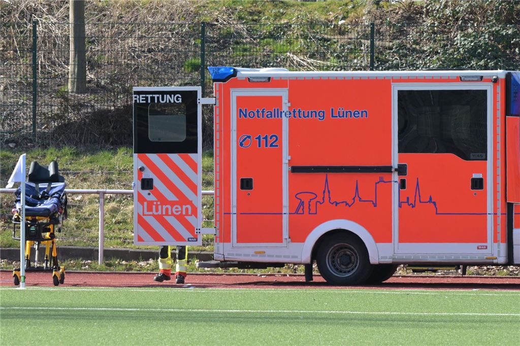 Emre Erdem ist verletzt: Diagnose nach Krankenwageneinsatz steht fest Ein Rettungswagen der Notfallrettung Lünen steht am Fußballplatz des BV Brambauer.