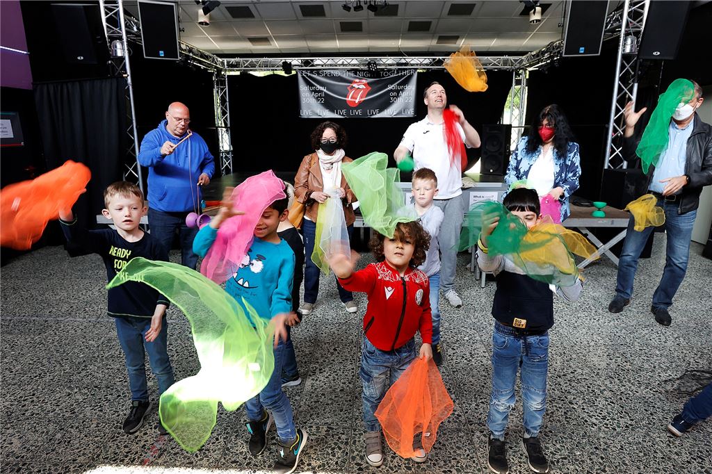 Aufholen nach Corona: „Kinder üben, die Nähe zueinander zu finden“ Ein Riesenspaß für die Kinder: Das Duo Artistico zeigt den Kindern Jonglage und Artistik. FZ-Leiter Michael Wrobel (hinten l.) hat eigens für die Kreativtage gleich mehrere Profis nach Kamen geholt.
