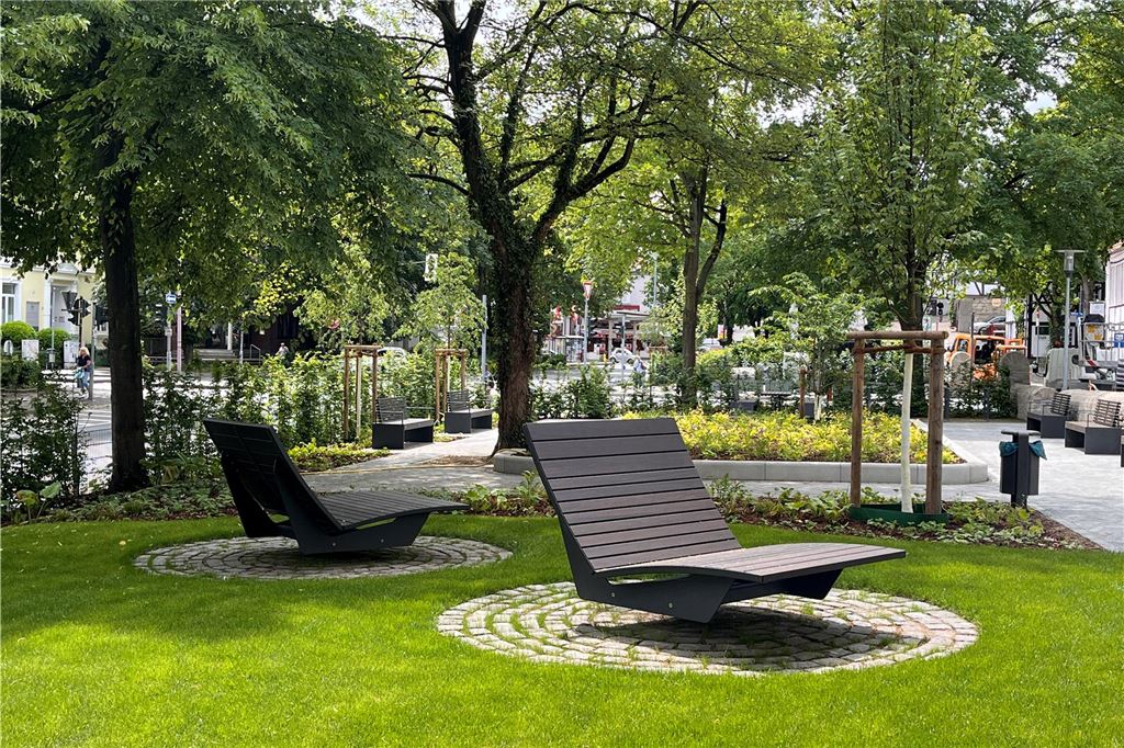 „Klimatische Baugrenzen“: Ideen für eine grünere Stadtentwicklung Der Platz am Morgentor in Unna. Seit dem Umbau gibt es dort drehbare Bänke und Grünflächen statt eines Parkplatzes.