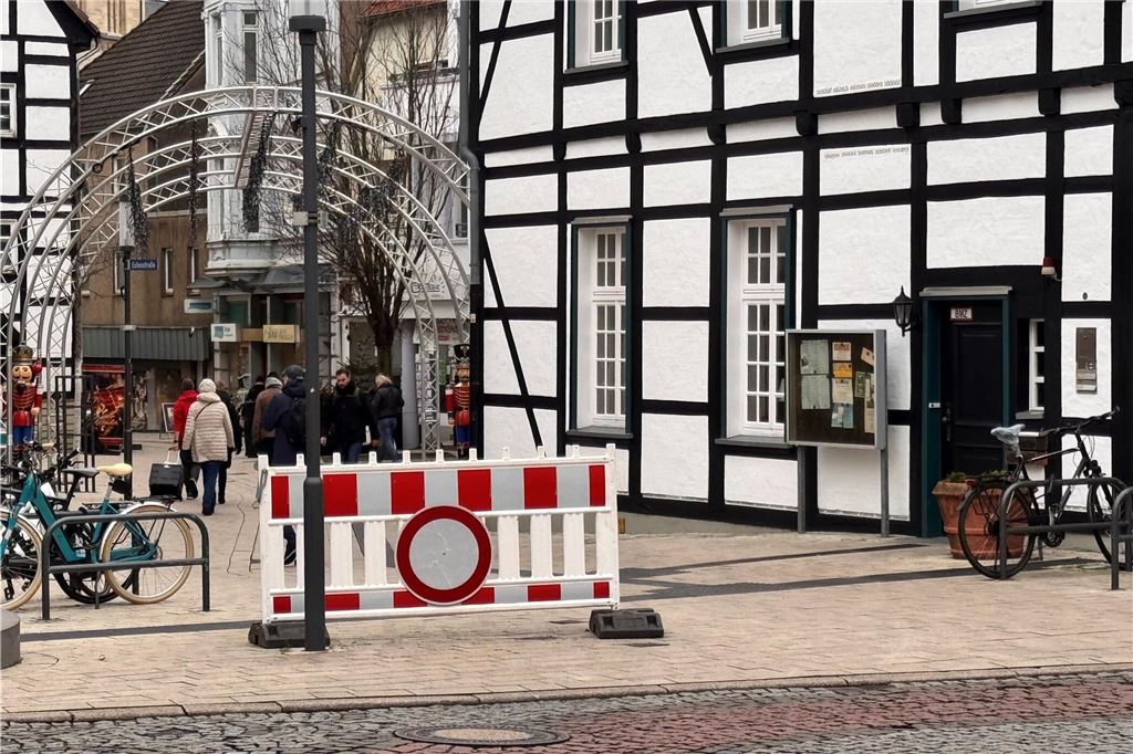 „Hier lässt sich ein Attentat durchführen“ Ein Schrankzaun steht an der Hertingerstraße in Unna zwischen dem Kaufhaus Schnückel und dem Seniorentreff "Fässchen".